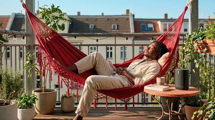 Entspannte Person zuhause